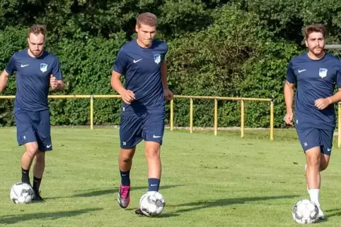 Jean Dheurle (Mitte) ist einer von sechs Franzosen in Büchelberg. 
