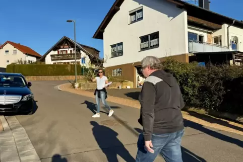 Ortsbürgermeisterin Nadine Brinette zeigt, wo der Zebrastreifen in der Felsackerstraße entstehen soll. 