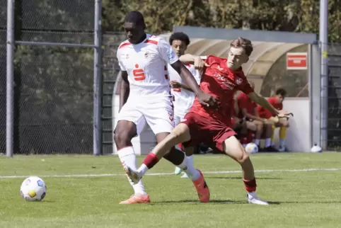 Zum dritten Mal in dieser Saison bekommen es Ben Jungfleisch (rechts) und die U17 des FCK mit dem 1. FC Köln zu tun. 