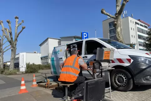 Bringt die Grünstadter Verwaltungen wieder ans Netz: Techniker am Freitag vor dem Verbandsgemeinde-Rathaus. 