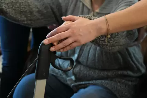 Altenpflege: personalaufwändig und teuer. Altenpflege: personalaufwändig und teuer.