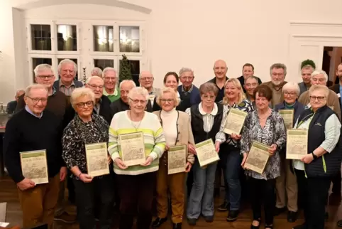 Einige Mitglieder wurden für 40-jährige Vereinstreue geehrt. 