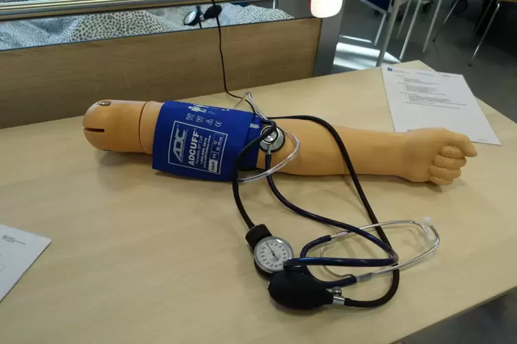 An einem Kunstarm voller Elektronik k&ouml;nnen die Studenten das Messen des Blutdrucks &uuml;ben. 