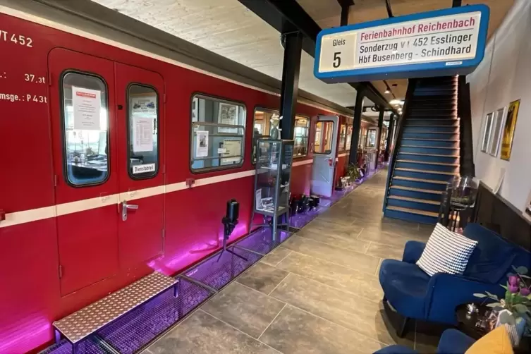 Der Eingangsbereich des Hotels ist ganz dem Thema Bahnhof gewidmet.