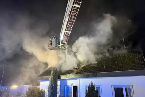 Beim Brand im Ortsteil Stambach kam auch eine Drehleiter zum Einsatz.