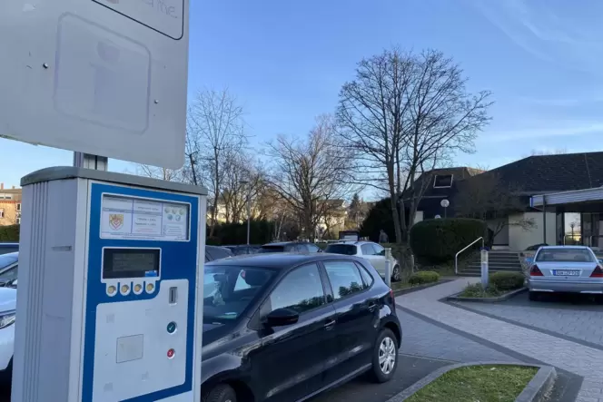 Wer am Haus des Gastes beziehungsweise an der Therme parken möchte, sollte genügend Bargeld dabei haben. Andere Bezahlmöglichkei