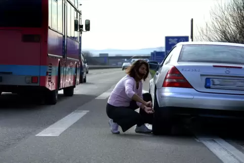 Ein Reifenwechsel sollte nie auf dem Seitenstreifen der Autobahn erledigt werden. Dort ein Sonnenbad zu nehmen, ist allerdings a