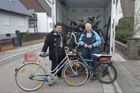 Tobias Gärtner (links) konnte Fahrräder an Peter Wolters übergeben.