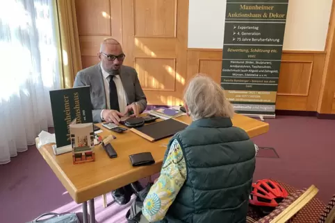 Beratungsgespräch in einem Konferenzraum im „Hotel zur Pfalz“. 