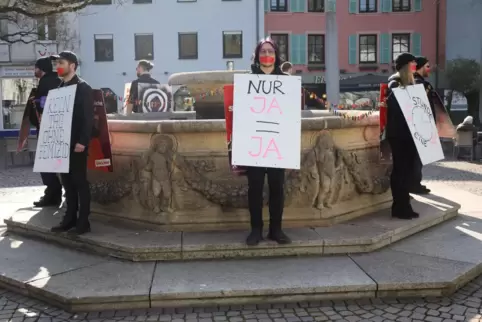 Demonstration auf dem Hallplatz: die Linke am Samstag beim „Frauenkampftag“.