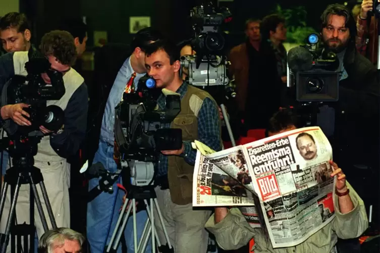 27. April 1996: Ein Gro&szlig;aufgebot von Journalisten wartet auf den Beginn der Pressekonferenz. Bagger wird gleich vor sie treten, 