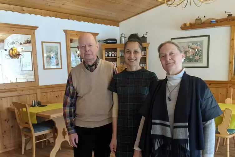 Hildegard Glagow und R&uuml;diger Bagger mit RHEINPFALZ-Redakteurin Judith H&ouml;rle im Hotel Dernbachtal. 