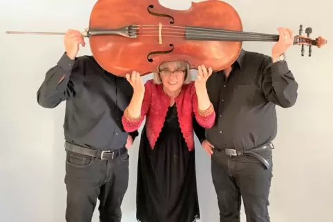 Christine Rutz ist im Trio My Funny Cellotine mit Pianist Dieter Schmid und Gitarrist Thomas Seibel.