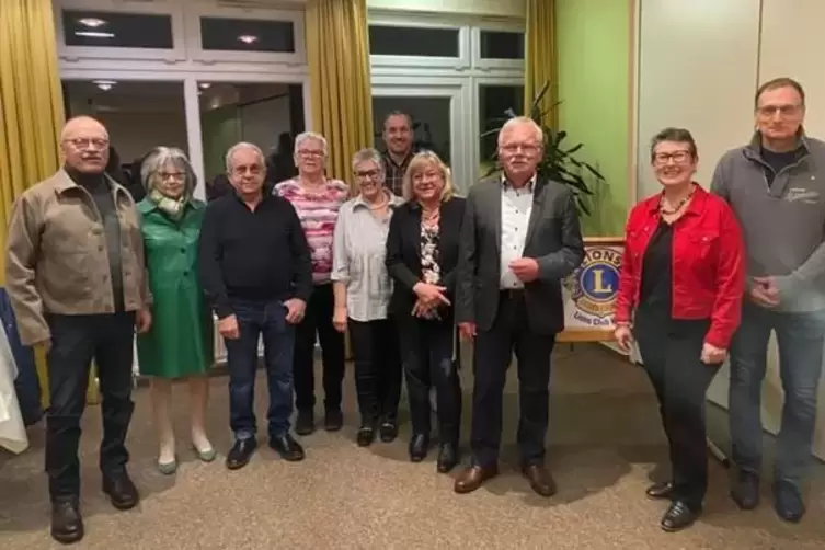 Peter Uhrig, Pr&auml;sident des Lions Clubs, mit Vertretern der Tafeln im Kreis Kusel bei der Spenden&uuml;bergabe. 