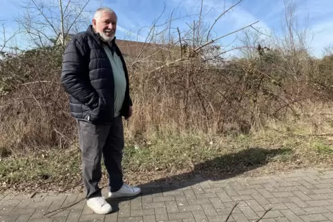 Wilhelm Wißmann hat eine Idee für das verwilderte Grundstück am Eingang zum „Neubruch“. 