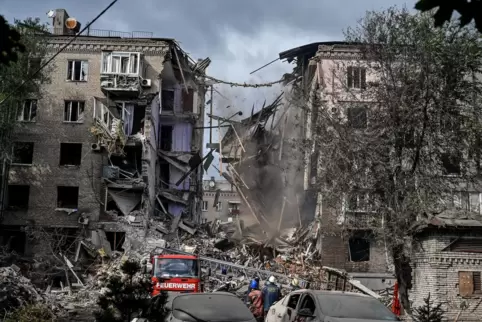 Das Leid und die Zerstörungen in der Ukraine wie hier nach einem russischen Raketenangriff auf Saporischschja im Oktober 2022 si