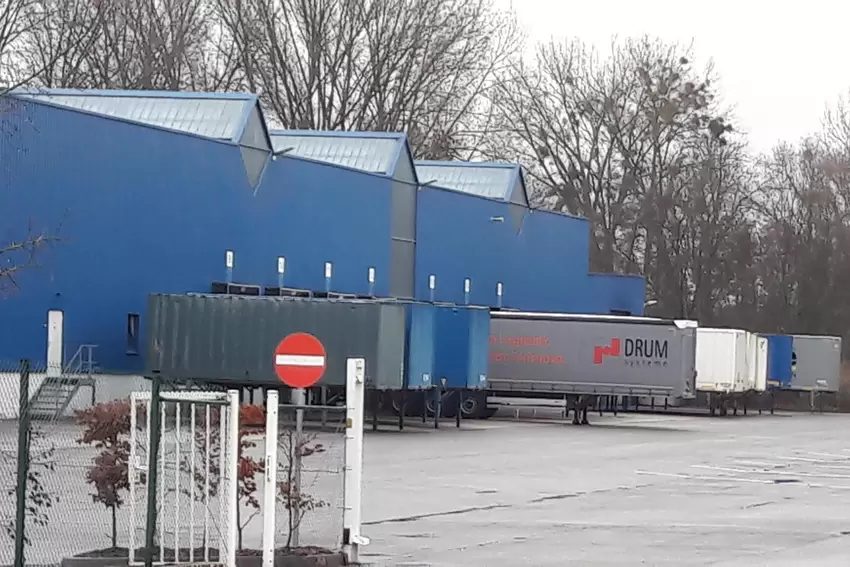 1999 wurde mit dem Bau der neuen Logistikhalle der zur Nolte-Gruppe gehörenden Spedition Reber begonnen.