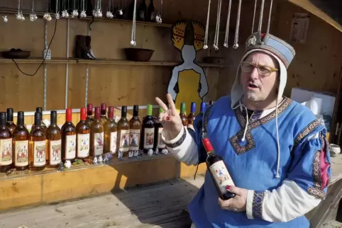  Methändler Andreas Schommer hat bei strahlendem Sonnenschein die Saison auf Burg Lichtenberg eröffnet. 
