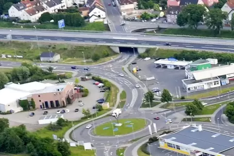 Wer vom Unteren Hornbachstaden in die Lanzstraße einbiegt (Bildmitte oben) soll künftig Vorfahrt haben. Unten sind der Kinokreis Wer vom Unteren Hornbachstaden in die Lanzstraße einbiegt (Bildmitte oben) soll künftig Vorfahrt haben. Unten sind der Kinokreis