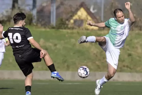 Jasin Boz (Fußgönheim) gegen VfR-Spielertrainer Toni Butz (rechts).