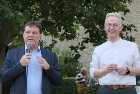 „Ärzte für die Westpfalz“: Förderer der ersten Stunde sind Professor Péter Than aus Pécs (links) und Rainer Guth, Landrat des Do