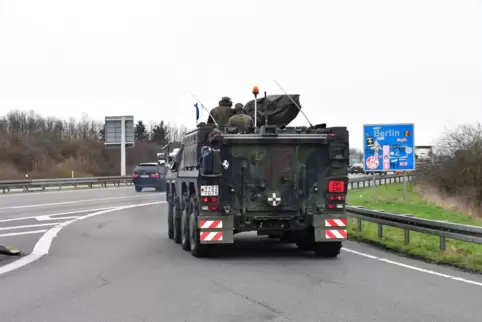 Radpanzer der Bundeswehr auf dem Weg ins Manöver.