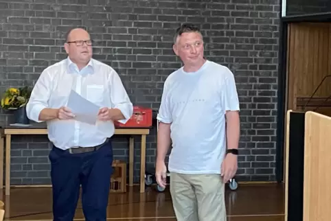 Ortsbürgermeister Dieter Hutzel (links) vereidigt den neuen ersten Beigeordneten Jochen Geißer. Dieser war außerdem Vorsitzender