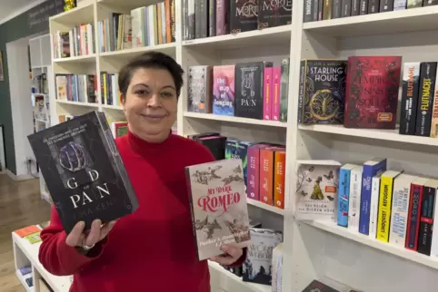 Beliebte Titel: Conny Neu aus der Buchhandlung „Der bunte Hund“ in Weilerbach mit New-Adult-Literatur. 