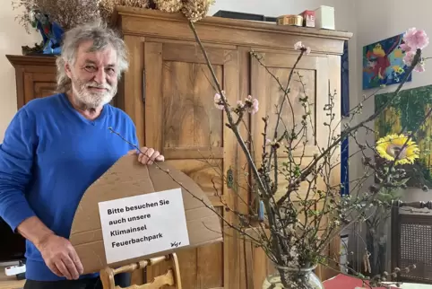 Wolfgang Germann mit einem Protestschild: Die blühenden Triebe in der Vase stammen aus dem Feuerbachpark, betont er. Wolfgang Germann mit einem Protestschild: Die blühenden Triebe in der Vase stammen aus dem Feuerbachpark, betont er.