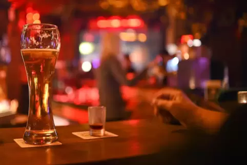 In dem Lokal in West trafen die Vollzugsbeamten auf eine 39-jährige Wirtin, die stark alkoholisiert hinter dem Tresen stand.