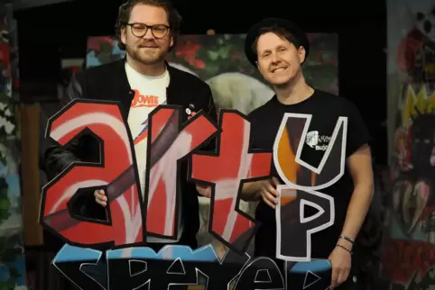 Die Künstler BUJA (René Burjack, rechts) und Timothy Starrett im Atelier Studio:D von BUJA bei der Präsentation des Konzepts für