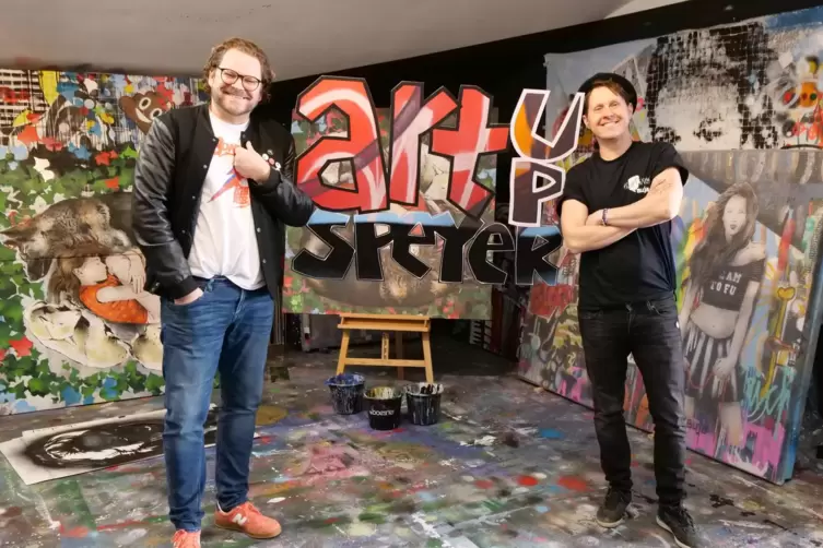 Die K&uuml;nstler BUJA (Ren&eacute; Burjack, rechts) und Timothy Starrett im Atelier Studio:D von BUJA bei der Pr&auml;sentation des Konzepts f&uuml;r