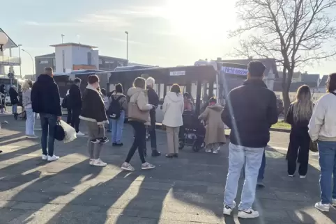 Schifferstadt: Warten auf den Schienenersatzverkehr. 