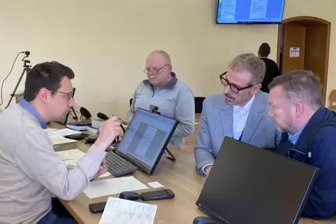 Nach dem Zuschlag: Rechtspfleger Achim Klein im Gespräch mit Dietmar Schaumburger von der Stadtkämmerei und zwei Vertretern der Nach dem Zuschlag: Rechtspfleger Achim Klein im Gespräch mit Dietmar Schaumburger von der Stadtkämmerei und zwei Vertretern der