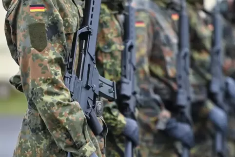 Der Bundeswehr fehlen aktuell rund 100.000 Soldaten.
