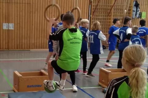 Das „Schwingen an den Ringen“ erfreut sich bei den Grundschülern großer Beliebtheit.