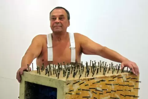 „Da muss ein Nagel reingeschlagen werden, so dass Kunst eindringen kann in die Banalität des Lebens“: Günther Uecker. „Da muss ein Nagel reingeschlagen werden, so dass Kunst eindringen kann in die Banalität des Lebens“: Günther Uecker.