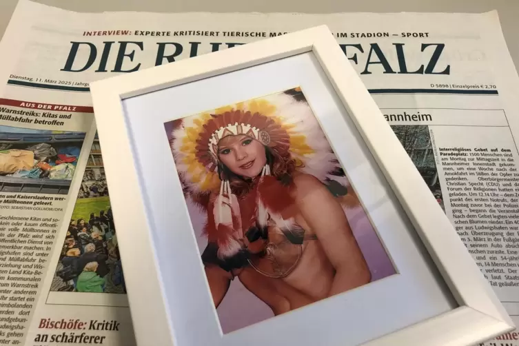 Samantha Fox &ndash; z&uuml;chtig mit Federschmuck bekleidet: Ein Farbtupfer an der Redaktionswand. 