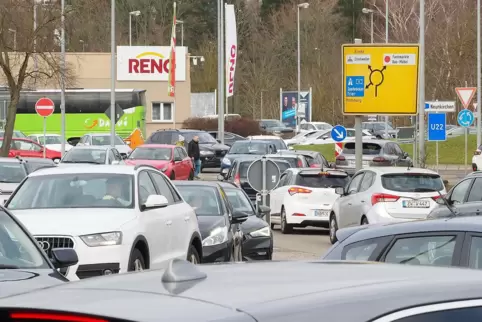 Die Testphase soll auch zeigen, ob die abknickende Vorfahrt Auswirkungen auf den Kinokreisel hat. Das Foto entstand 2023, als di Die Testphase soll auch zeigen, ob die abknickende Vorfahrt Auswirkungen auf den Kinokreisel hat. Das Foto entstand 2023, als di