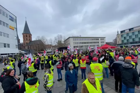 Nach Verdi-Angaben mehr als 1000 Menschen waren am Mittwochvormittag auf den Stiftsplatz nach Kaiaserslautern zu einem Warnstrei