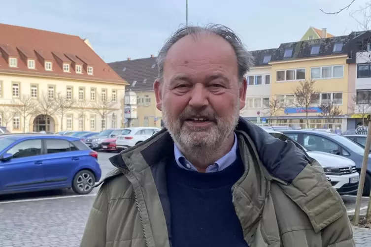 Der Sammler: Jaap de Munnik am K&ouml;nigsplatz, einst Standort des Stifts, heute Parkplatz.