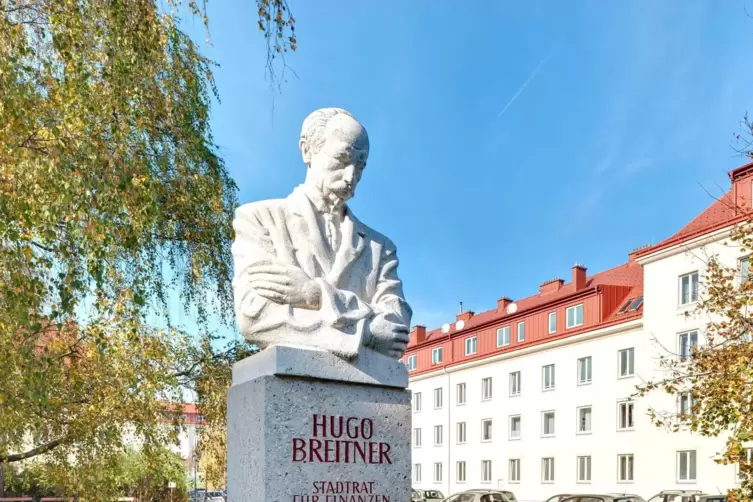 Um die Bauprojekte finanzieren zu k&ouml;nnen, holte sich Finanzstadtrat Hugo Breitner das Geld &uuml;ber die Besteuerung von Luxusimmobil