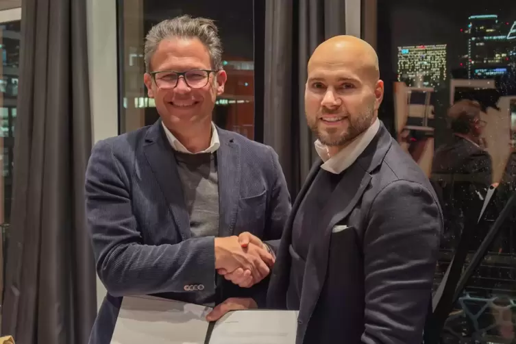 Vertrag besiegelt: Ahorn-Chef Alexander Reichmann (rechs) mit Hymer-Verkaufschef Jan de Haas. 
