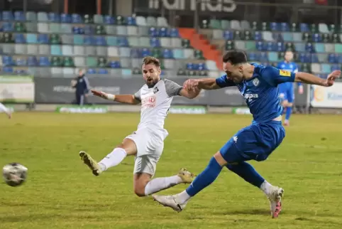 Zeigte auch im Pokal-Halbfinale am Dienstagabend eine gute Leistung: FKP-Verteidiger Michael Müller (in Blau), hier mit Ricardo 