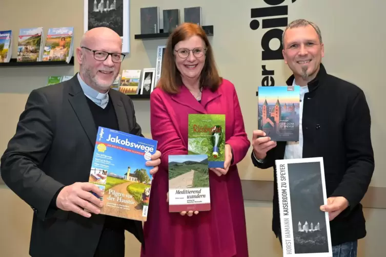 Freude über erweitertes Buchangebot im Peregrinus Verlag (von links): Generalvikar Markus Magin, protestantische Oberkirchenräti
