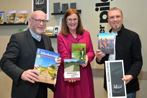 Freude über erweitertes Buchangebot im Peregrinus Verlag (von links): Generalvikar Markus Magin, protestantische Oberkirchenräti