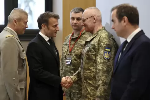  Unterstützung für die Ukraine: Frankreichs Präsident Emmanuel Macron (Zweiter von links) begrüßt Generaloberst Ruslan Chomtscha