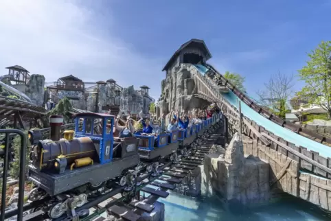 Bekannt für seine Fahrgeschäfte: Der Europapark feiert Jubiläum (im Bild der Alpenexpress). 