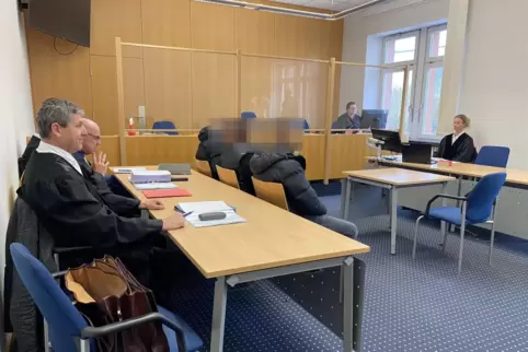 Aufgereiht vor ihren Verteidigern: die Angeklagten im Prozess um eine Fehde, die rivalisierende Gruppen 2022 auf dem Eisenberger