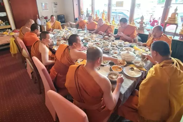 Buddhistische M&ouml;nche aus ganz Deutschland trafen sich im Juni 2024 in Mundenheim zur Feier des 50. Geburtstags von Phra (M&ouml;nch) 